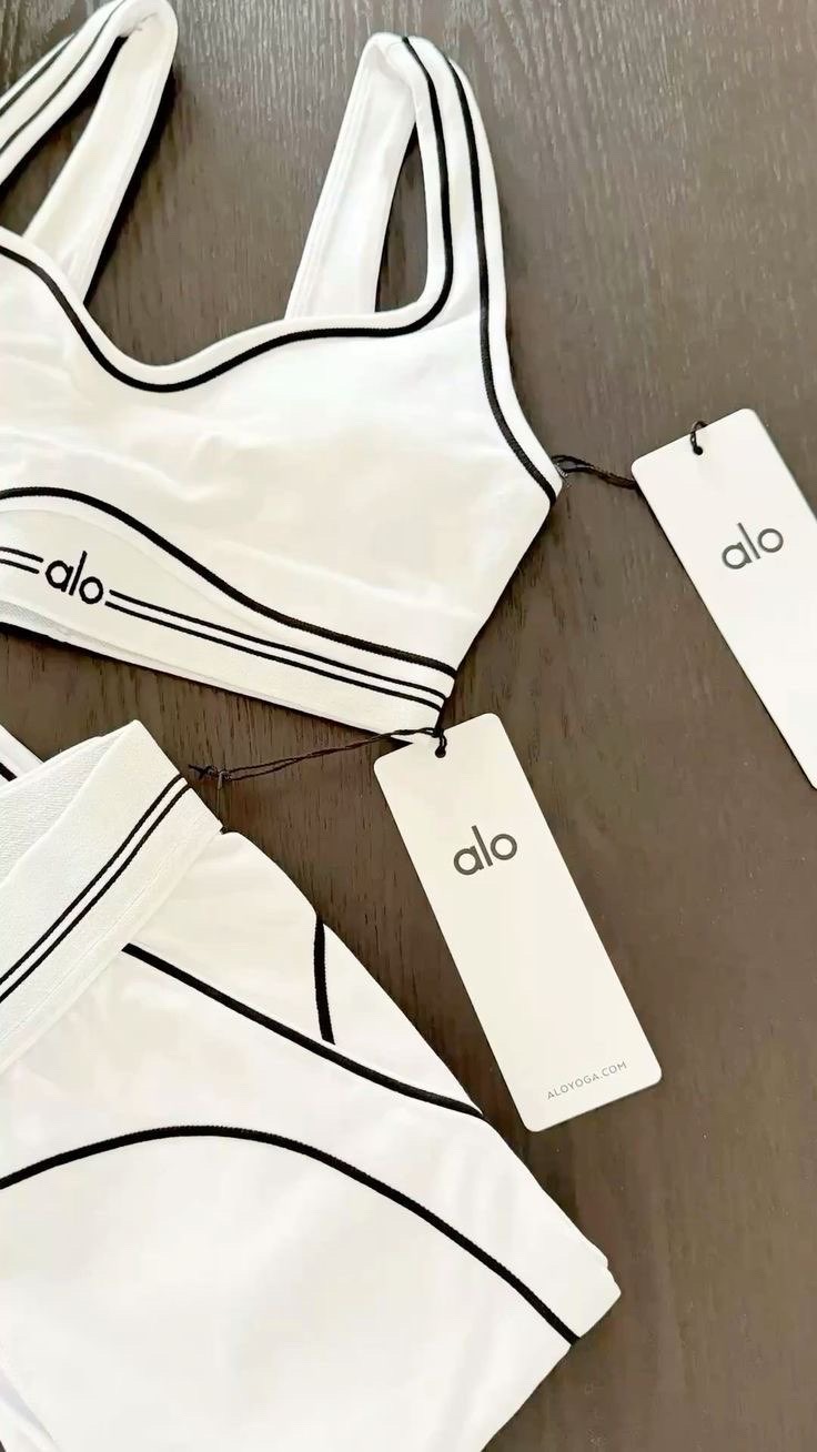 Alo sett – topp og shorts, hvit/sort